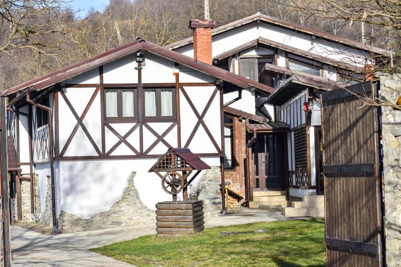 Cazarma Cavalerilor Bed & Breakfast Campulung Exterior photo