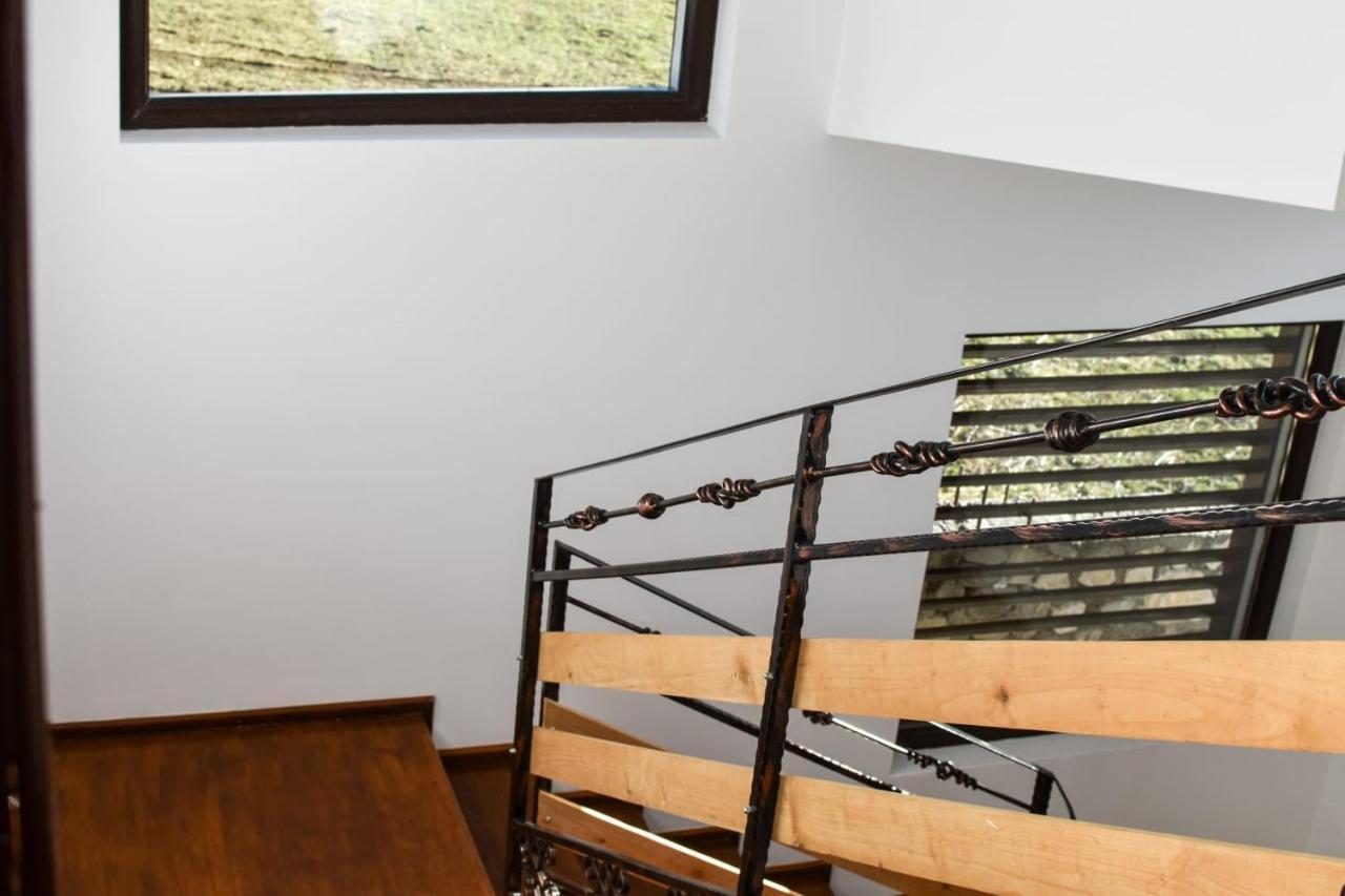 Cazarma Cavalerilor Bed & Breakfast Campulung Exterior photo