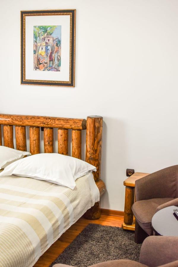Cazarma Cavalerilor Bed & Breakfast Campulung Exterior photo