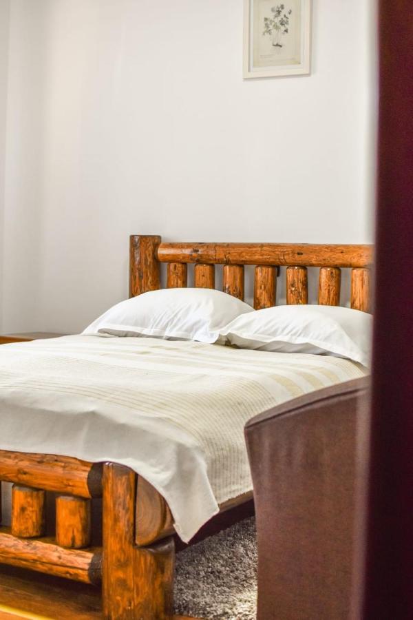 Cazarma Cavalerilor Bed & Breakfast Campulung Exterior photo