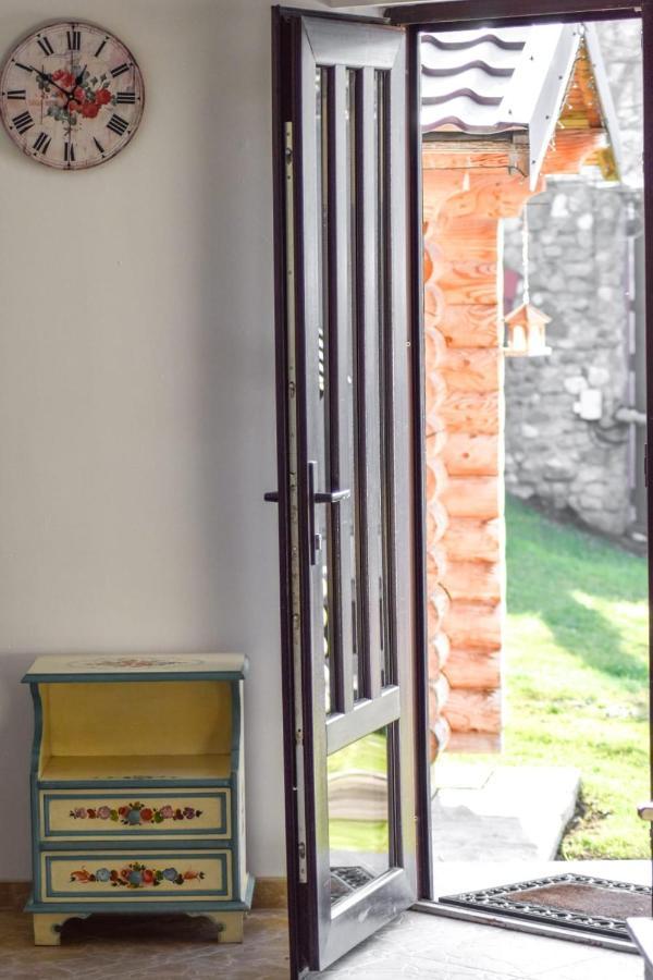 Cazarma Cavalerilor Bed & Breakfast Campulung Exterior photo
