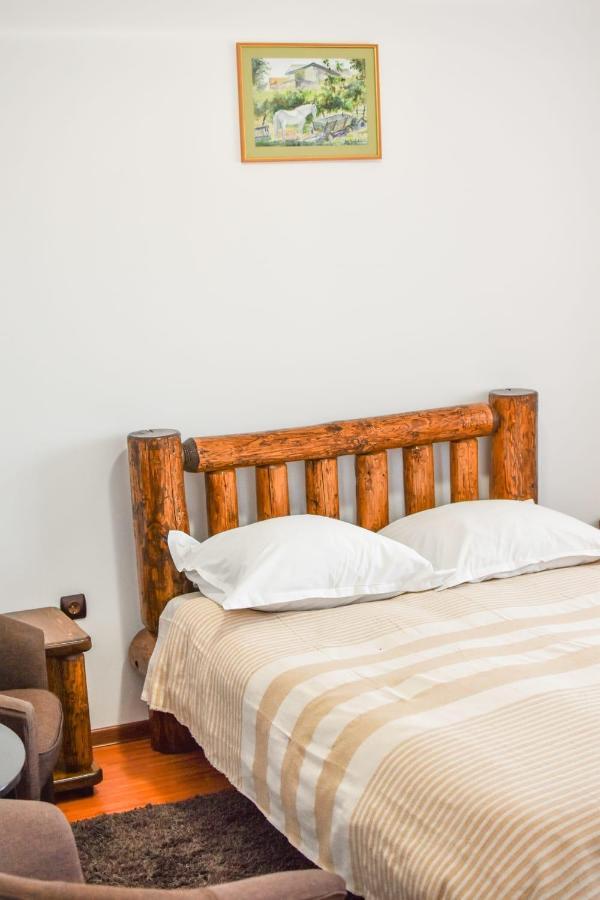 Cazarma Cavalerilor Bed & Breakfast Campulung Exterior photo